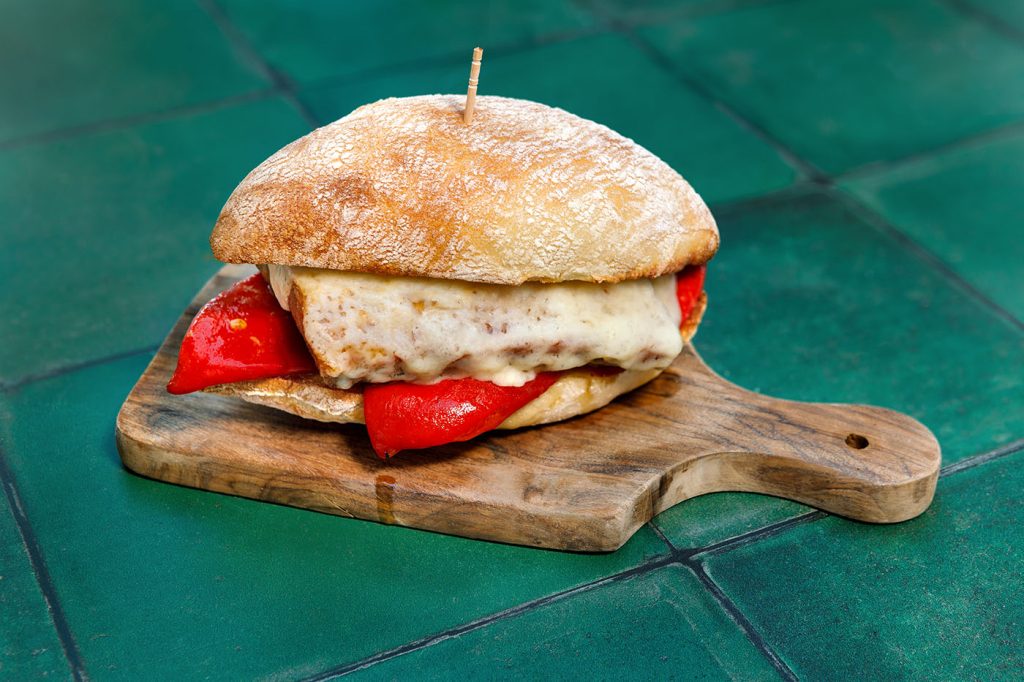 Bocadillo de Lomo con Queso y Pimientos